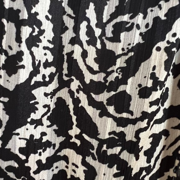 Blousology Women's Size 2X Abstract Long Sleeve Scoop-Neck Tie-Cuff Blouse - Picture 5 of 13